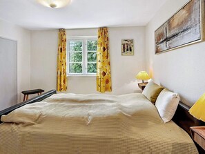 4 bedrooms, cribs/infant beds