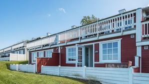 A row of red wooden houses with white railings and a white fence. - 6 Person Holiday Home in Aabenraa (Aabenraa)