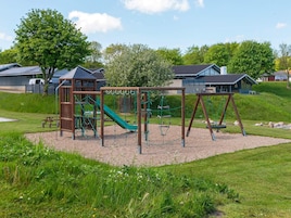 Un parque infantil con estructuras para escalar y columpios.