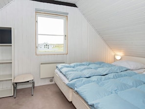 3 bedrooms, cribs/infant beds
