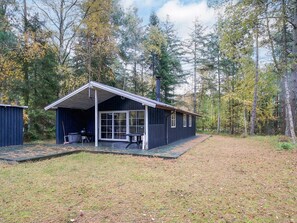 Exterior - Idyllic Holiday Home in Store Fuglede near Forest (Store Fuglede)