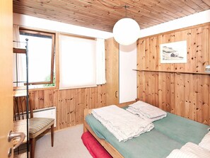 4 bedrooms, cribs/infant beds
