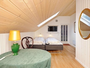 3 bedrooms, cribs/infant beds