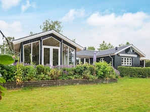 Exterior - Vintage Holiday Home in Rønde Amidst Greenery (Ronde)