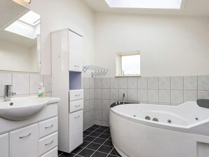 House | Bathroom - Vintage Holiday Home in Struer near Open Field (Struer)