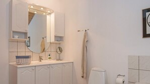 Bathroom - Delux Holiday Home in Jutland With Whirlpool (Ronde)