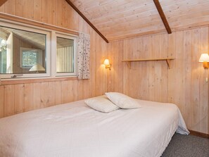 3 bedrooms, cribs/infant beds