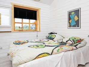 3 bedrooms, cribs/infant beds