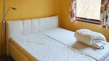 3 kamar tidur dan dilengkapi dengan perabotan berbeda-beda