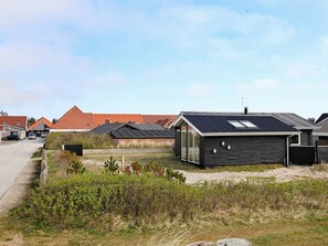 Exterior - Quaint Holiday Home in Henne near Beach (Henne)