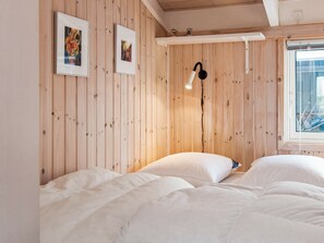 3 bedrooms, cribs/infant beds