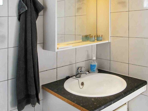 Bathroom - Restful Holiday Home in Strøby near Sea (Strøby)