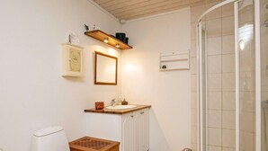 House | Bathroom - 6 Person Holiday Home in Hals (Hals)