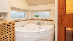 House | Spa treatment - 6 Person Holiday Home in Hals (Hals)
