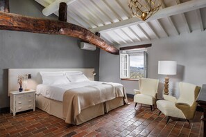 6 bedrooms, iron/ironing board, travel cot, WiFi