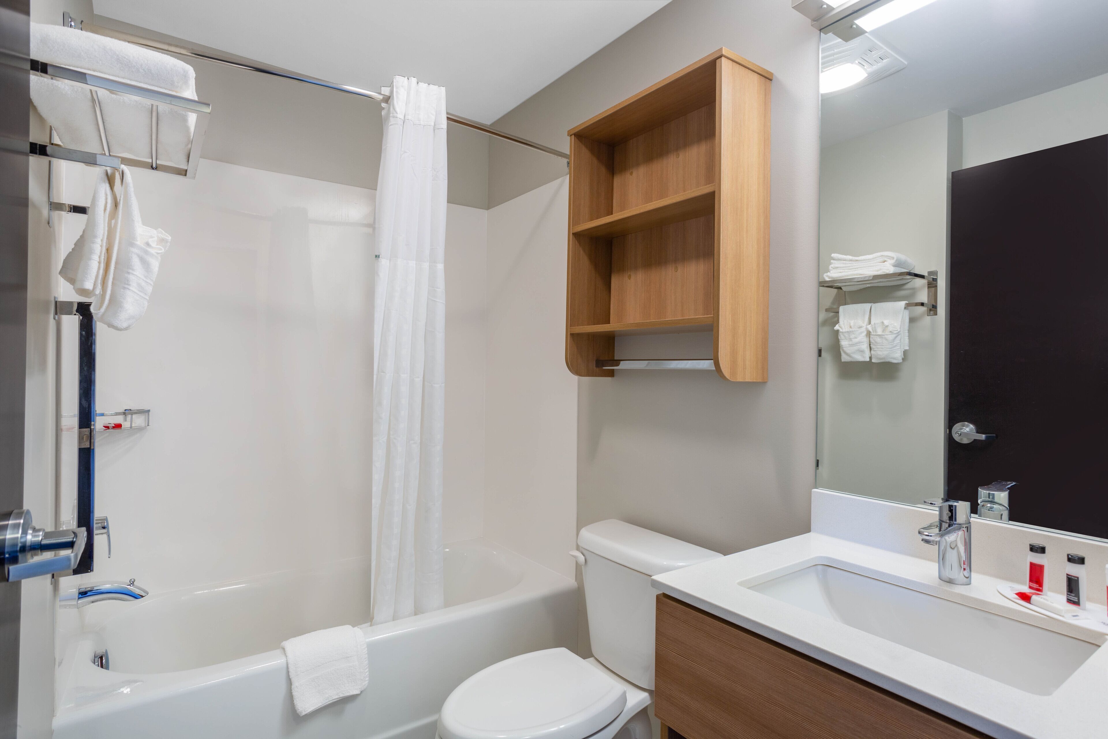 combined shower/bathtub, towels
