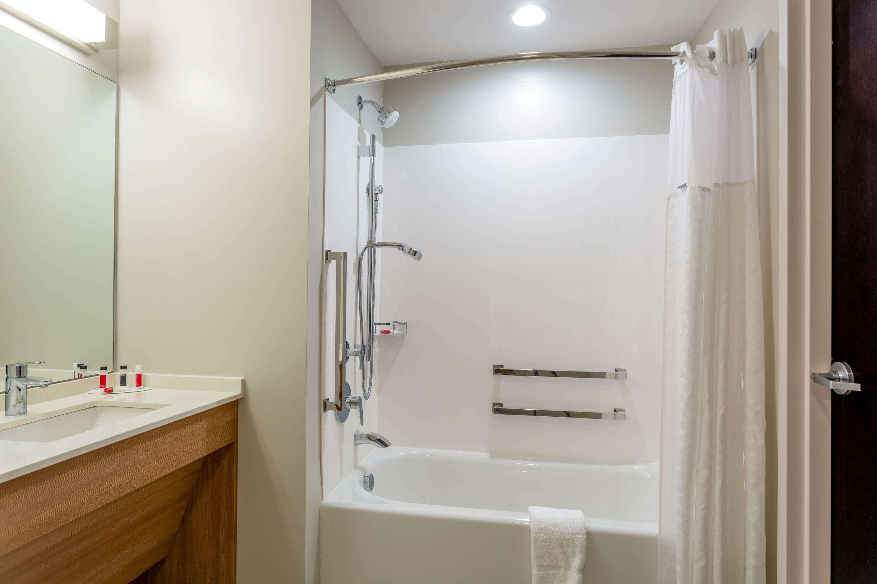 combined shower/bathtub, towels