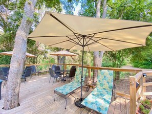 Outdoor dining - Posada Haus at Wundercove Cottages -Access to Shared Pool and River- (New Braunfels)