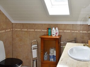 House | Bathroom | Shower - 6 Person Holiday Home in Vestnes (Vestnes)