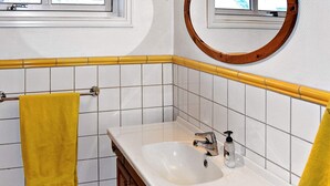 Shower - 10 Person Holiday Home in Haramsøy (Haram)