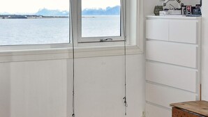 5 bedrooms, individually furnished - 10 Person Holiday Home in Haramsøy (Haram)