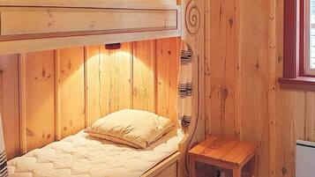 2 kamar tidur dan dilengkapi dengan perabotan berbeda-beda