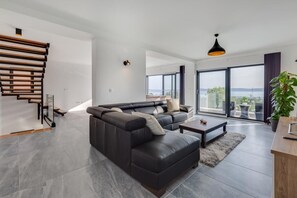 Flachbildfernseher, Tischtennisplatte