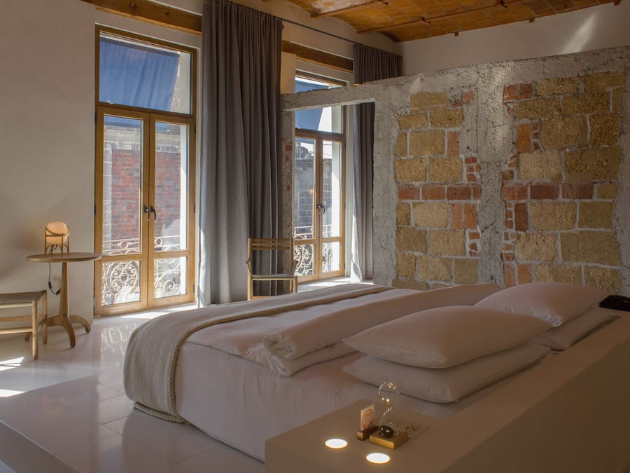 Minibaari, tallelokero huoneessa, työpöytä