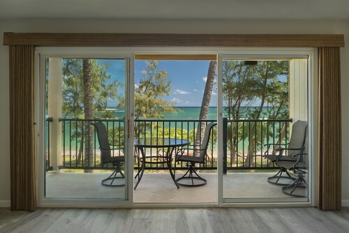 **RENOVATED 07/20!** Corner Beachfront Penthouse in Kapa'a w/AC!!