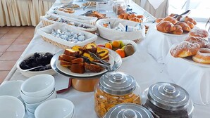 بوفيه فطور مجانًا يوميًا