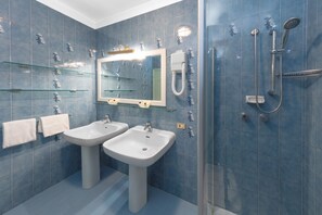 Shower, rainfall showerhead, hair dryer, bidet - Hotel Numana Palace (Numana)