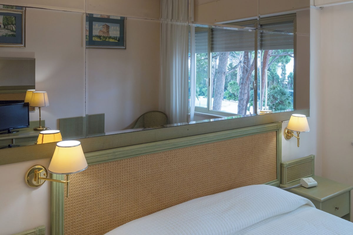 Minibar, in-room safe, desk, free WiFi
