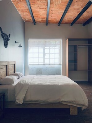 Executive Room, 1 Queen Bed | Individually decorated, individually furnished, blackout drapes