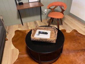 Cabaña | Área de sala de estar | Televisión de pantalla plana de 40 pulgadas con canales por cable 