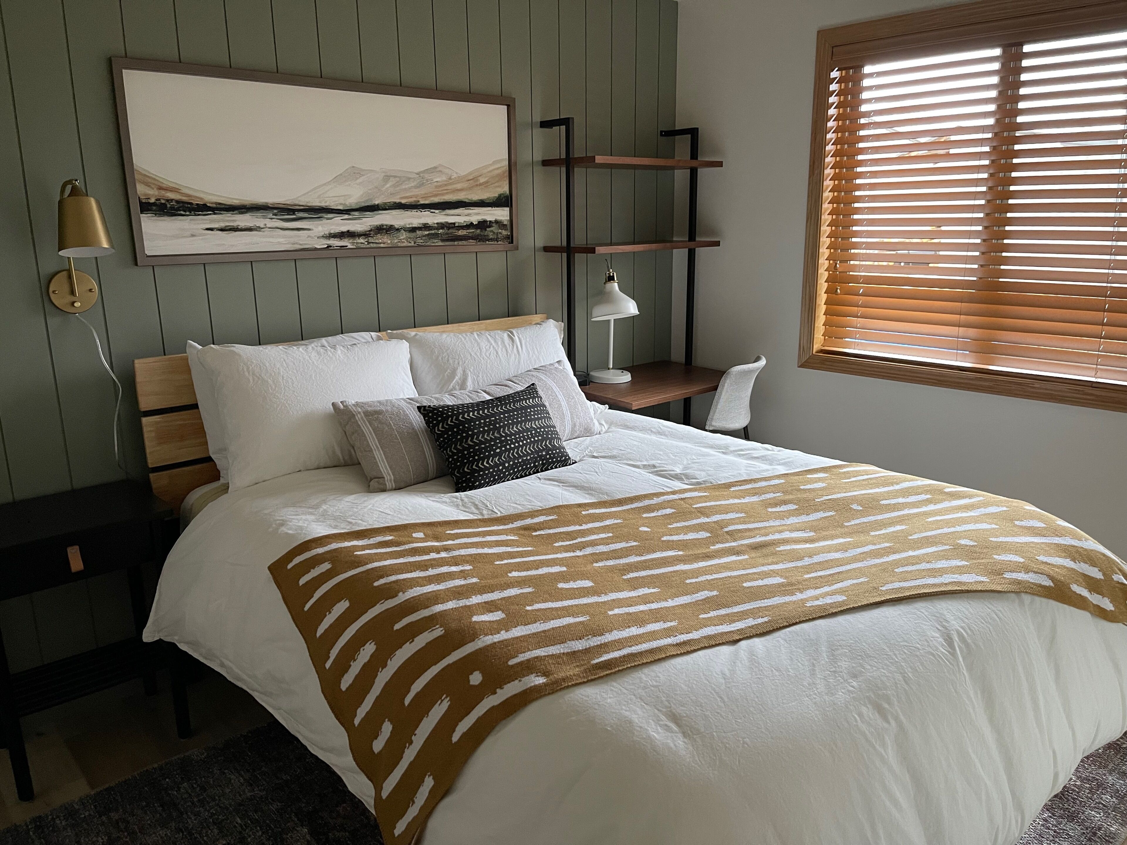 Stuga | 2 sovrum, individuell inredning, unika möbler och skrivbord