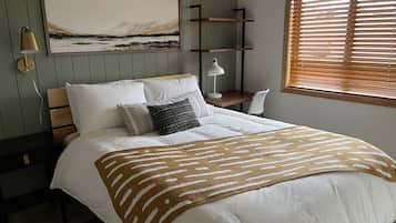 Stuga | 2 sovrum, individuell inredning, unika möbler och skrivbord