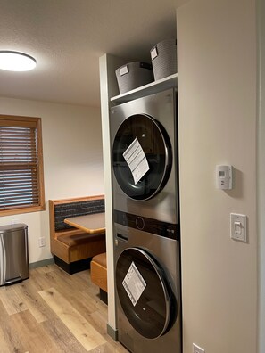 Cabaña | Cocina privada | Refrigerador, microondas, horno y parrilla de estufa 