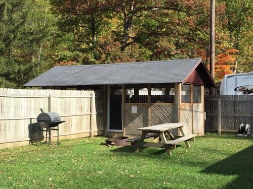 Charming Yet Wild Cozy Retro Cabin Hot Tub, Sunroom, Fire Pit & Trout! Hiking!