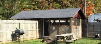 Charming Yet Wild Cozy Retro Cabin Hot Tub, Sunroom, Fire Pit & Trout! Hiking!