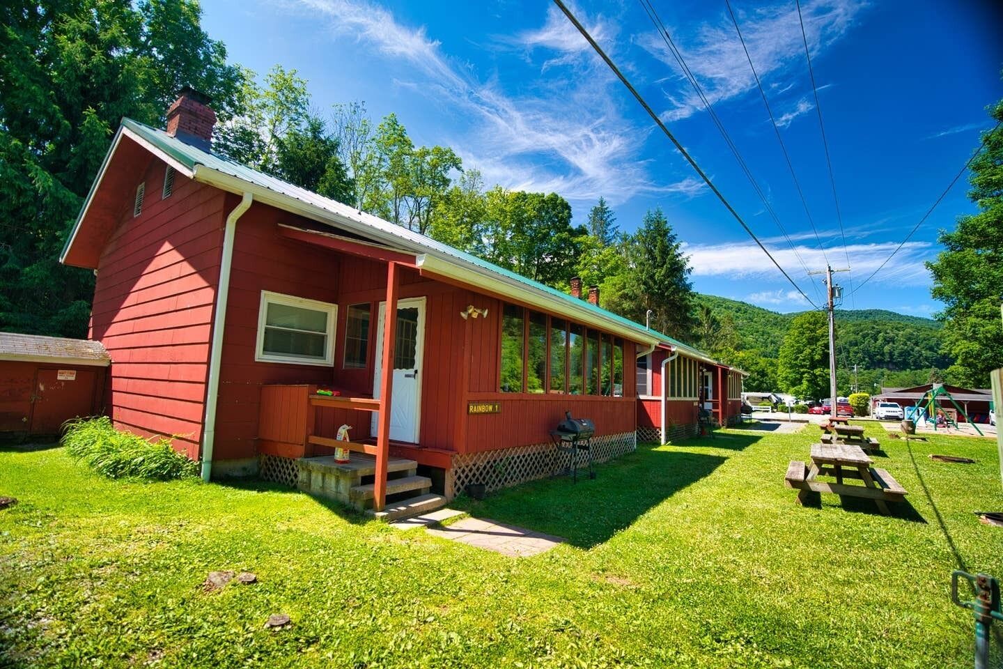 RIVERSIDE Renovated1950'S Schoolhouse, 2 BR, Pellet Stove, HOT TUB, Pet Friendly