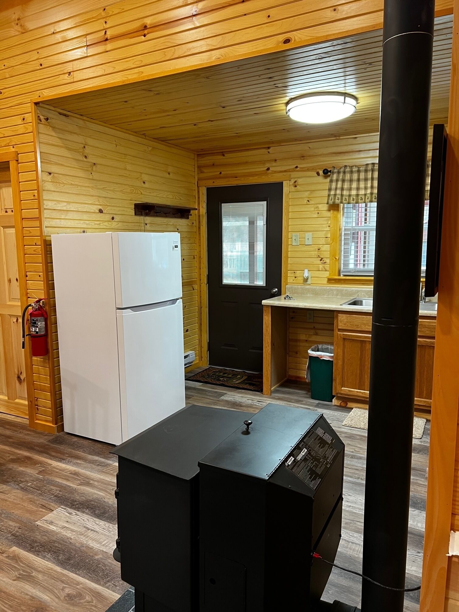 RIVERSIDE Renovated1950'S Schoolhouse, 2 BR, Pellet Stove, HOT TUB, Pet Friendly