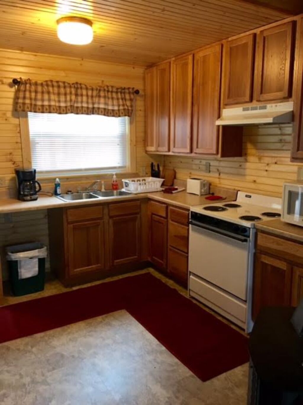 RIVERSIDE Renovated1950'S Schoolhouse, 2 BR, Pellet Stove, HOT TUB, Pet Friendly