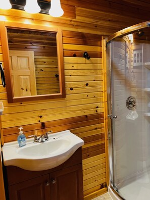Dusche, umweltfreundliche Kosmetikartikel, Haartrockner, Handtücher