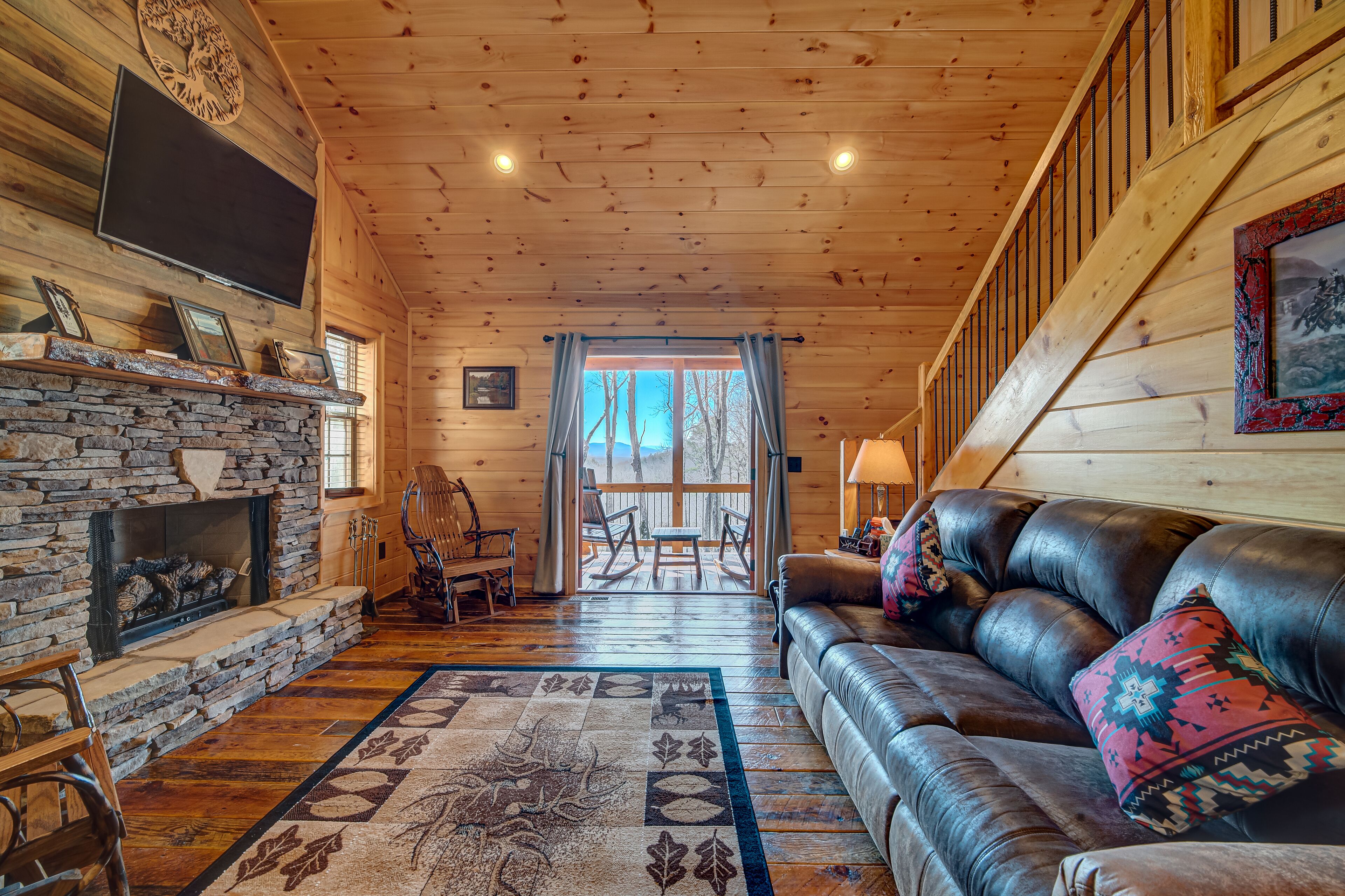 LOG CABIN + MOUNTAIN VIEWS! HOT TUB, POOL & GAME TABLE, FIBER WIFI & DISCOUNTS!