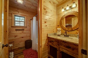 Combined shower/bathtub, towels, toilet paper - LOG CABIN + MOUNTAIN VIEWS! HOT TUB, POOL & GAME TABLE, FIBER WIFI & DISCOUNTS! (Murphy)