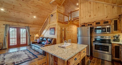 LOG CABIN + MOUNTAIN VIEWS! HOT TUB, POOL & GAME TABLE, FIBER WIFI & DISCOUNTS!