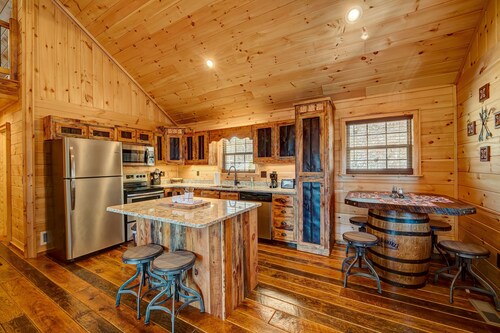 LOG CABIN + MOUNTAIN VIEWS! HOT TUB, POOL & GAME TABLE, FIBER WIFI & DISCOUNTS!
