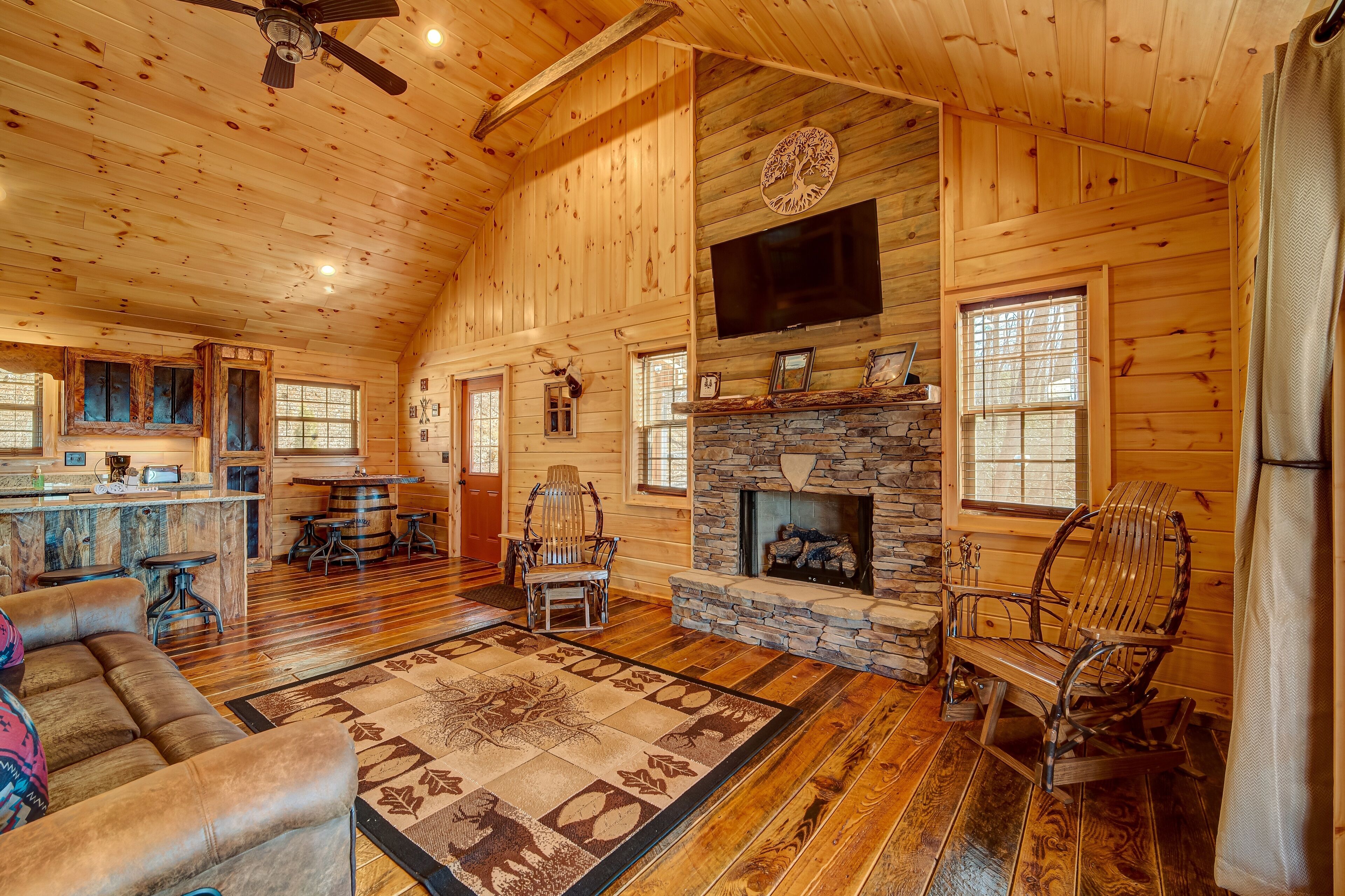 LOG CABIN + MOUNTAIN VIEWS! HOT TUB, POOL & GAME TABLE, FIBER WIFI & DISCOUNTS!