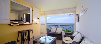 Spacious 3-bedroom apartment with sea view and pool access for 7