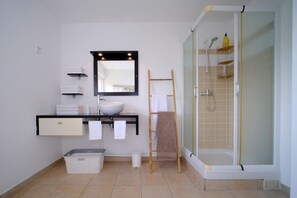 Bruser, hårtørrer, håndklæder, Toiletpapir